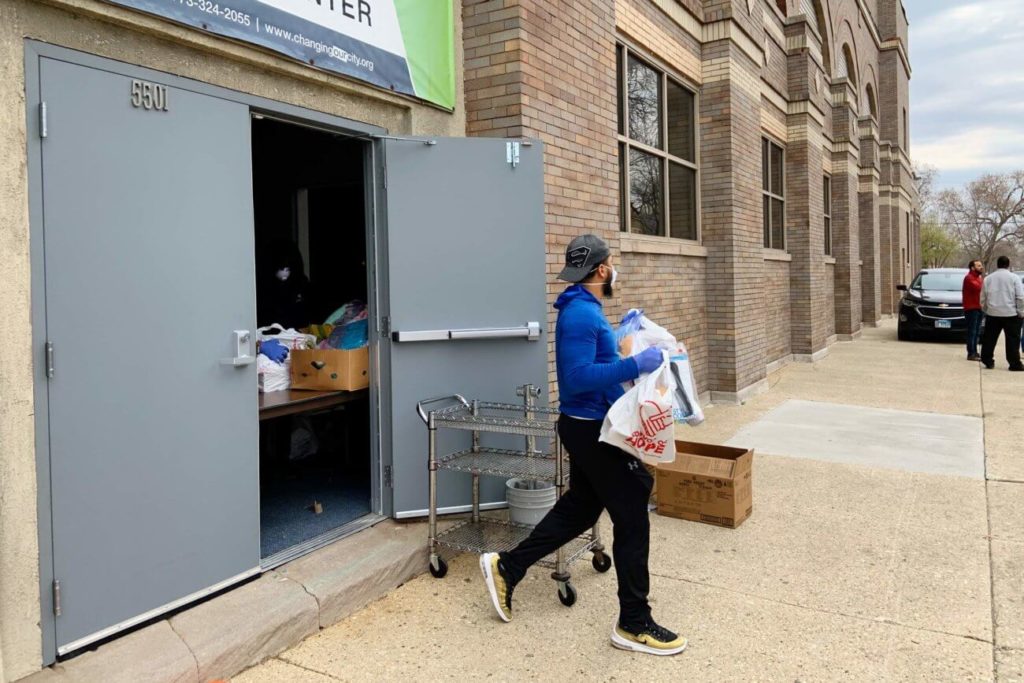 Naperville, Illinois – Volunteers at Calvary Church hand-deliver relief supplies delivered by Convoy of Hope to those in need